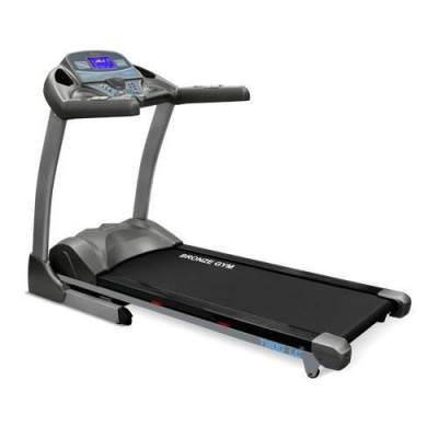 Беговая дорожка Bronze Gym T800 LC Bronze Gym T800 LC - полупрофессиональная беговая дорожка, рассчитанная на клубы со средней проходимостью.
Усиленная механическая часть представлена рамой с высокопрочном каркасом, построенном на мощном профиле 80х40 мм. с использованием стоек 120х40 мм.
Большой 7-ми дюймовый голубой LCD дисплей выводит на экран все основные параметры, включая профиль тренировки.
За удобство складывания и раскладывания отвечает двухфазная гидравлика.
Мультимедиа представлена встроенными динамиками и входом для CD/MP3-плеера.
В консоль встроен однофазный вентилятор.
Мощность двигателя: 3.0 л.с. (переменный ток).
Скорость: 0.8 - 18 км/ч.
Размер бегового полотна: 152х45 см.
Наклон бегового полотна: 0 - 18 %.
Кол-во программ: 10 (в т.ч. пульсозависимая).
Максимальный вес пользователя: 160 кг.
Гарантия: 2 года.
&nbsp;
