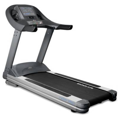 Беговая дородка Bronze Gym T1000 Pro Bronze Gym T1000 PRO - уникальное предложение на рынке тяжелого коммерческого оборудования (heavy commercial) в соотношении "цена-функционал".
Одно из самых больших беговых полотен размером 160х60 см. и амортизационная платформа повышенной мягкости на основе разноплотных эластомеров antiSHOCKwave&trade; обеспечивают премиальную степень комфорта.
Мощность двигателя 5.0 л.с. (переменный ток).&nbsp;
Скорость 1 - 22 км./ч.&nbsp;
Наклон бегового полотна 0 - 20%.&nbsp;
Кол-во программ: 26 программ (в т.ч. пульсозависимые).&nbsp;
Максимальный вес пользователя 220 кг.&nbsp; 
Гарантия 2 года.
&nbsp;
